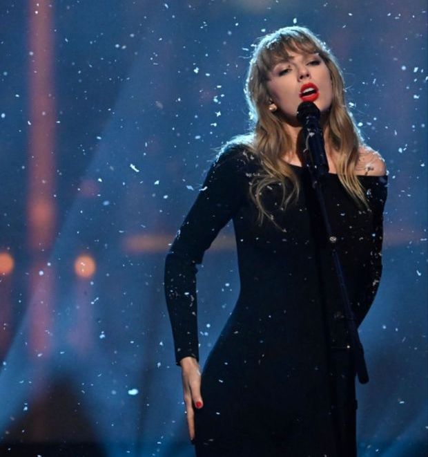 Taylor Swift Is The First Artist Top 10 Of Billboard