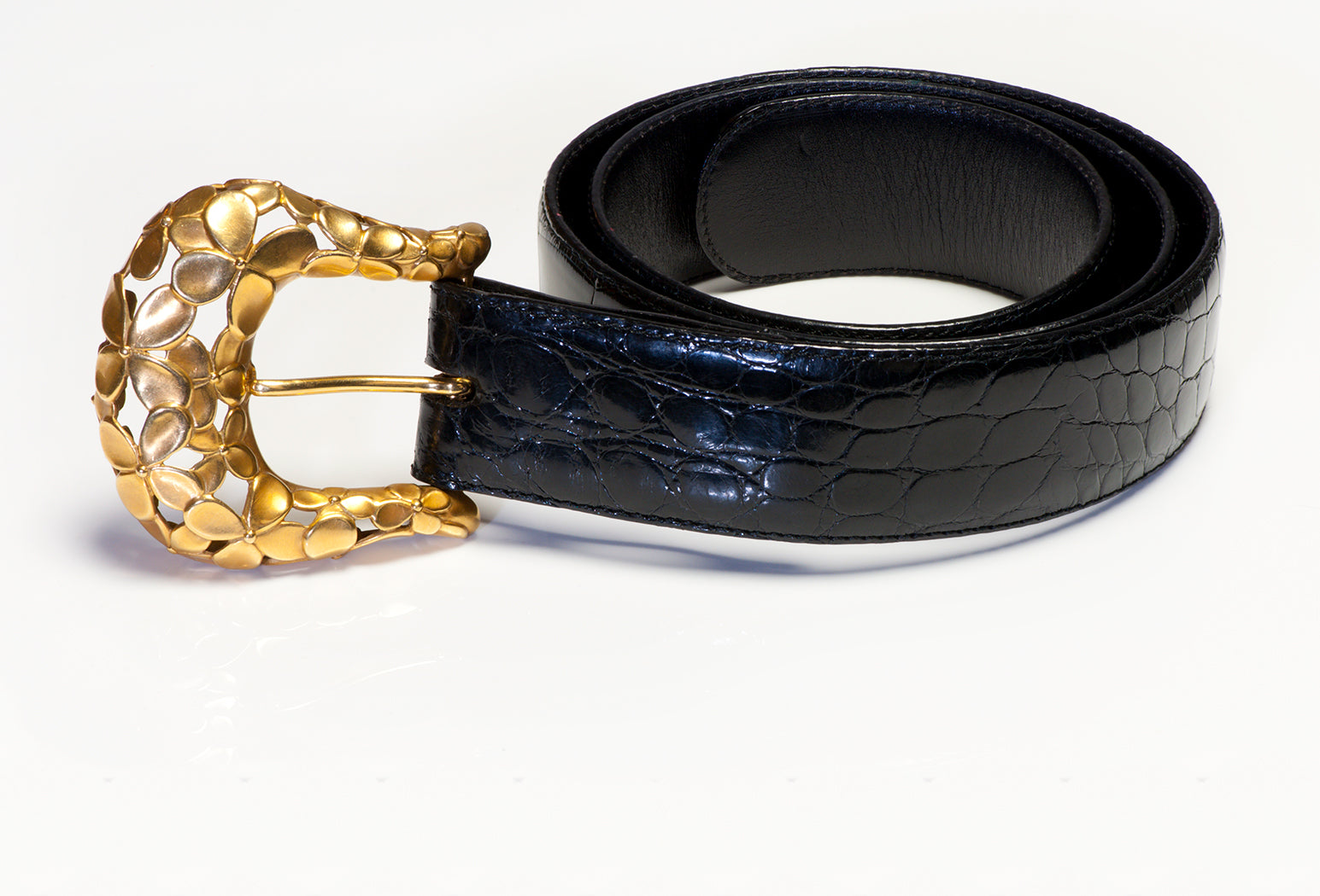 angela-cummings-18k-gold-buckle-alligator-belt