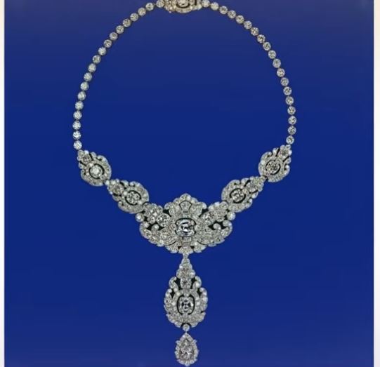 Queen Elizabeth's Wedding Necklace. 