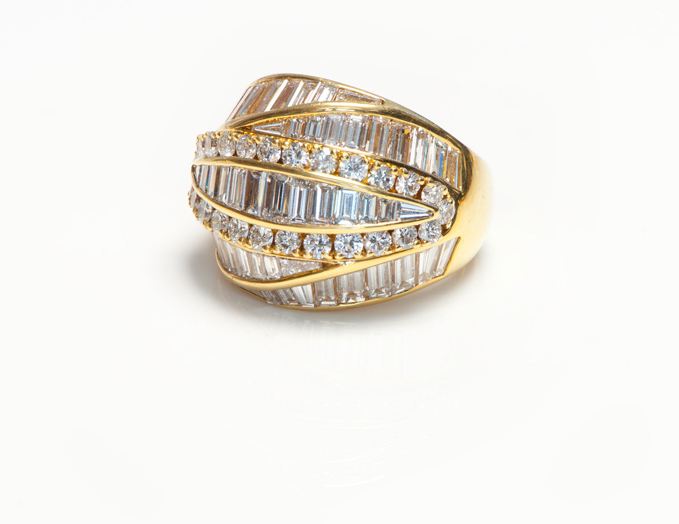round-brilliant-and-baguette-cut-diamond-ring