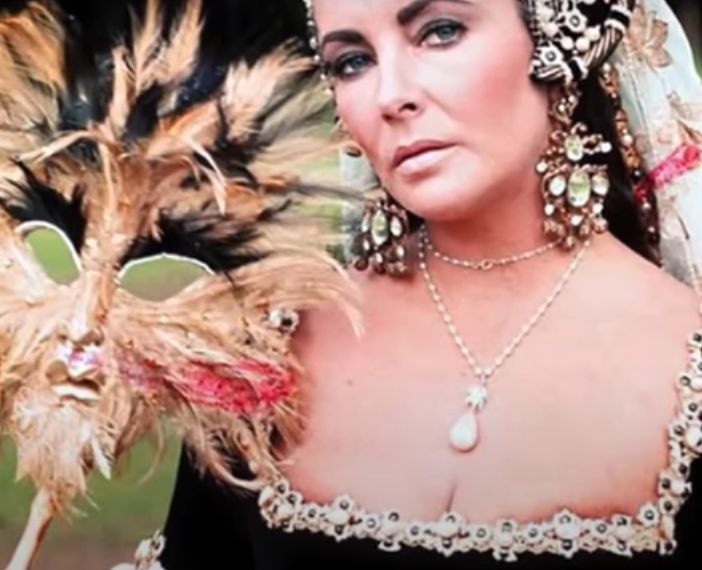 Elizabeth  Taylor La Peregrina - the pearl that has become an obsession for many