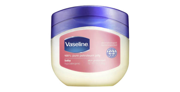 Tragen Sie Vaseline (Vaseline) oder eine starke Feuchtigkeitscreme auf die verhornten Stellen auf