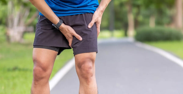 Un coureur qui ressent des douleurs à cause des frottements