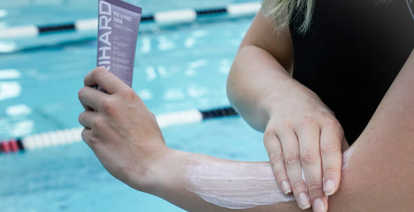 Verwenden Sie eine Körperlotion vor und nach dem Schwimmen wie die von Trihard, um die Chloraufnahme zu neutralisieren, Ihre Haut mit Feuchtigkeit zu versorgen und die austrocknende Wirkung von Salzwasser zu lindern.
