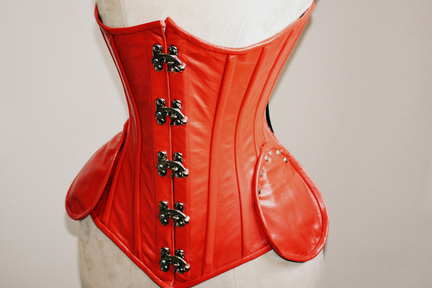 手工染色小羊皮腰部钢骨正品红色紧身胸衣。用于紧身系带和腰部训练、蒸汽朋克、哥特式的定制紧身胸衣– Corsettery Authentic
