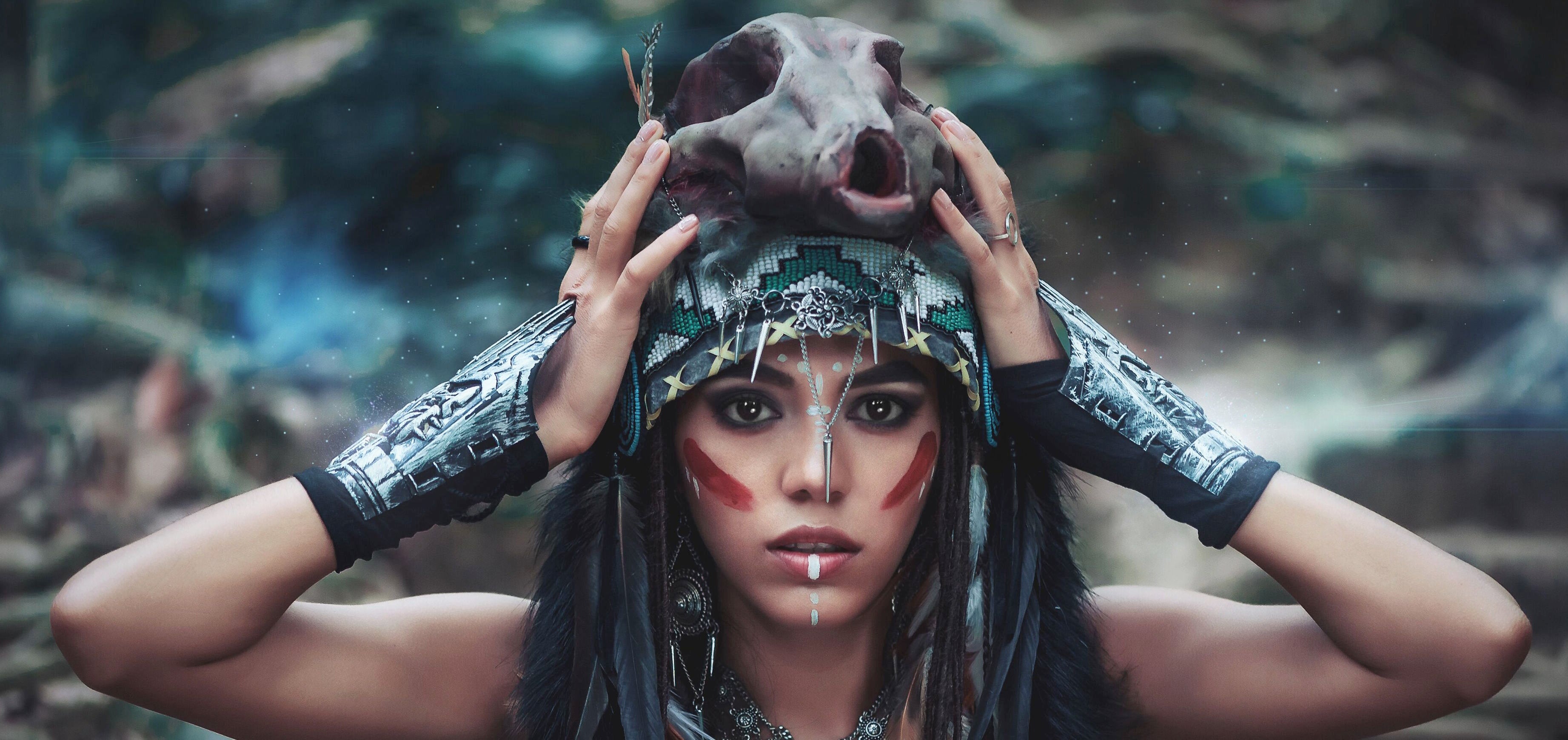 Шаман клипы ютуб. Амазонский шаман. Дикая женщина. Шаманка фотосессия. Женщина шаман.