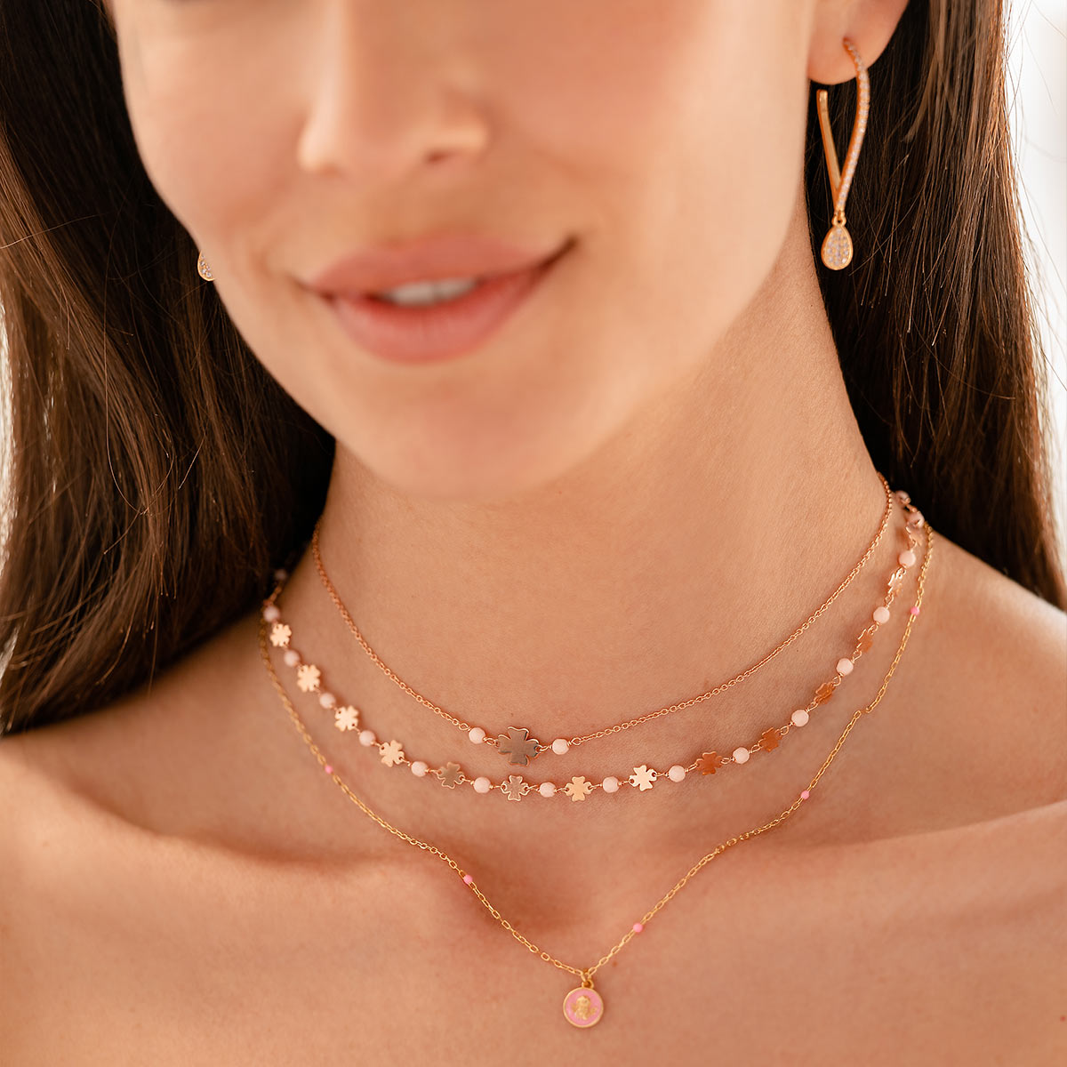 Chokers - Four-leaf clover chain necklace with Pink Stones - Io&Ro - 2 | Rue des Mille