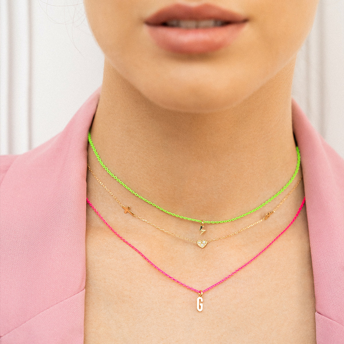 Gargantillas - Gargantilla letra fucsia fluo - ORO18KT - 2 | Rue des Mille