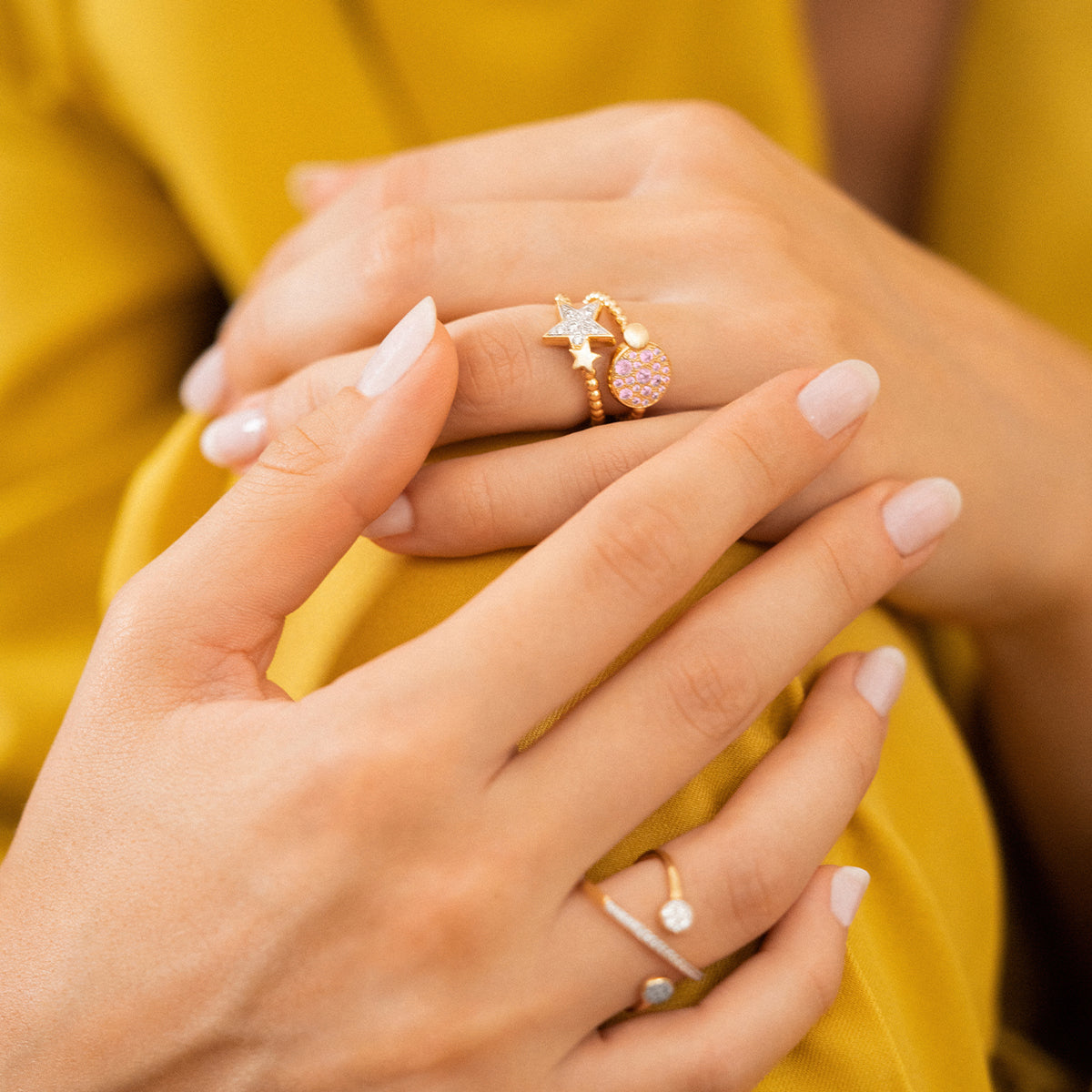 Anillo con motivo en pavé rosa oversized - STARDUST TEN