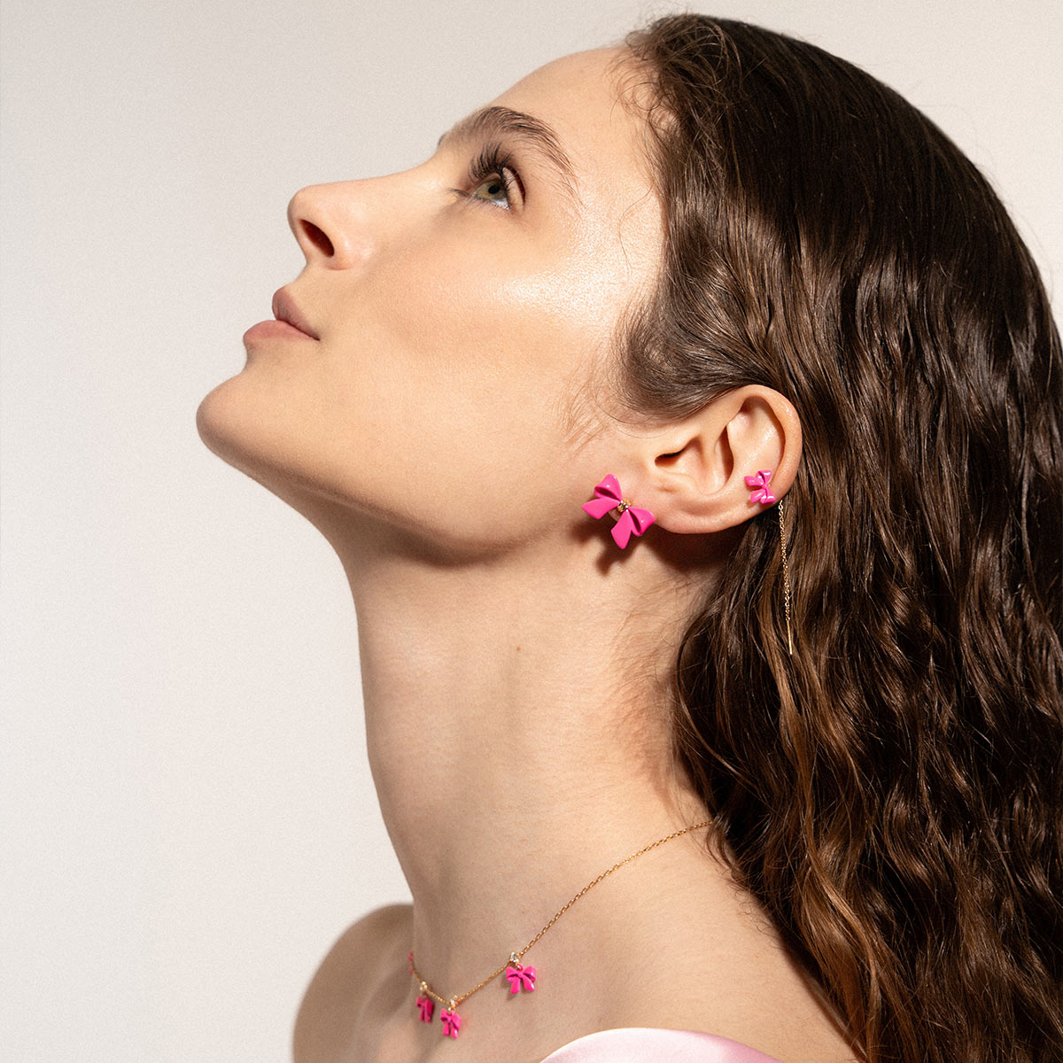 Earrings - Single earring with dangling chain and bow neon pink - CANDY BOW - 3 | Rue des Mille