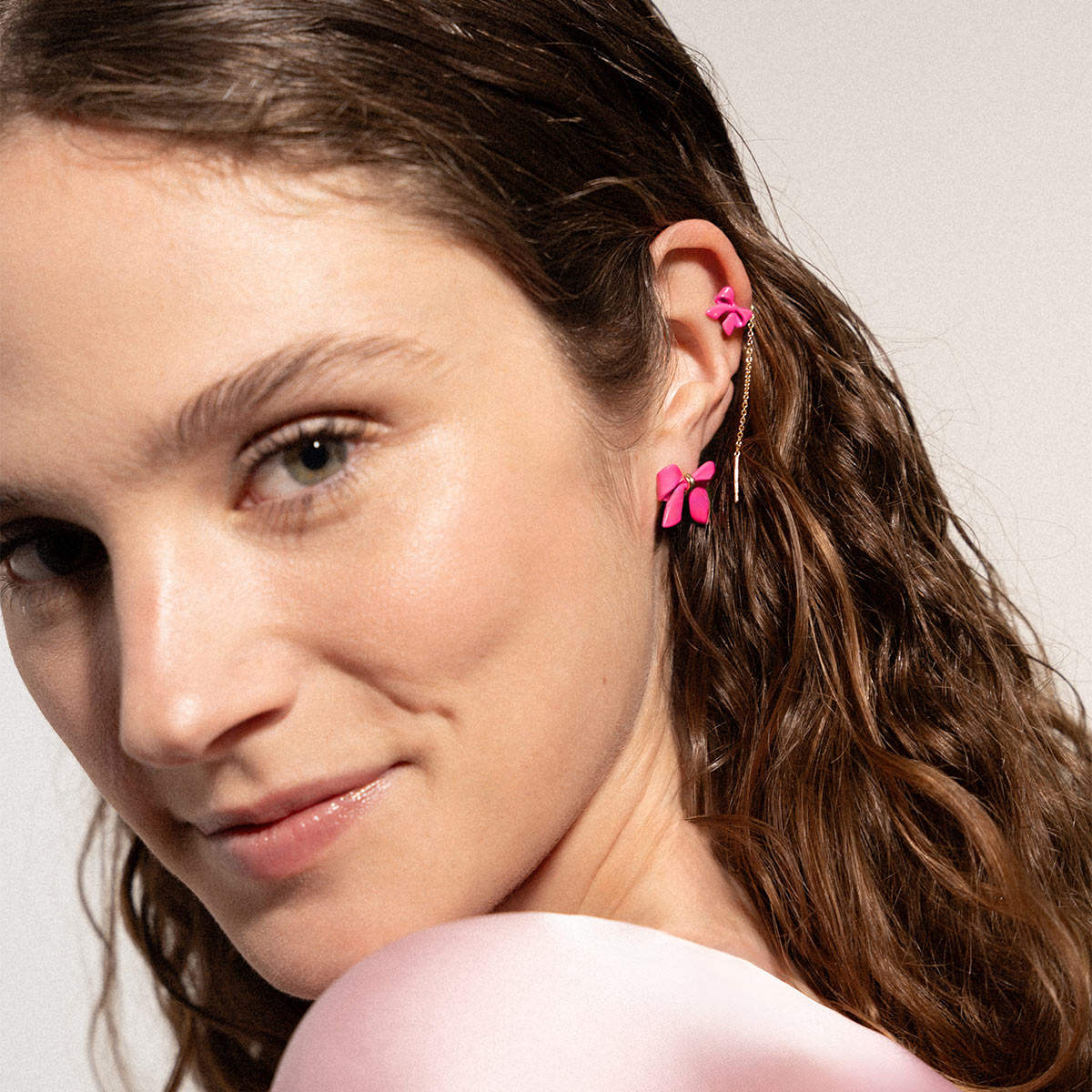 Single earring with dangling chain and bow neon pink - CANDY BOW