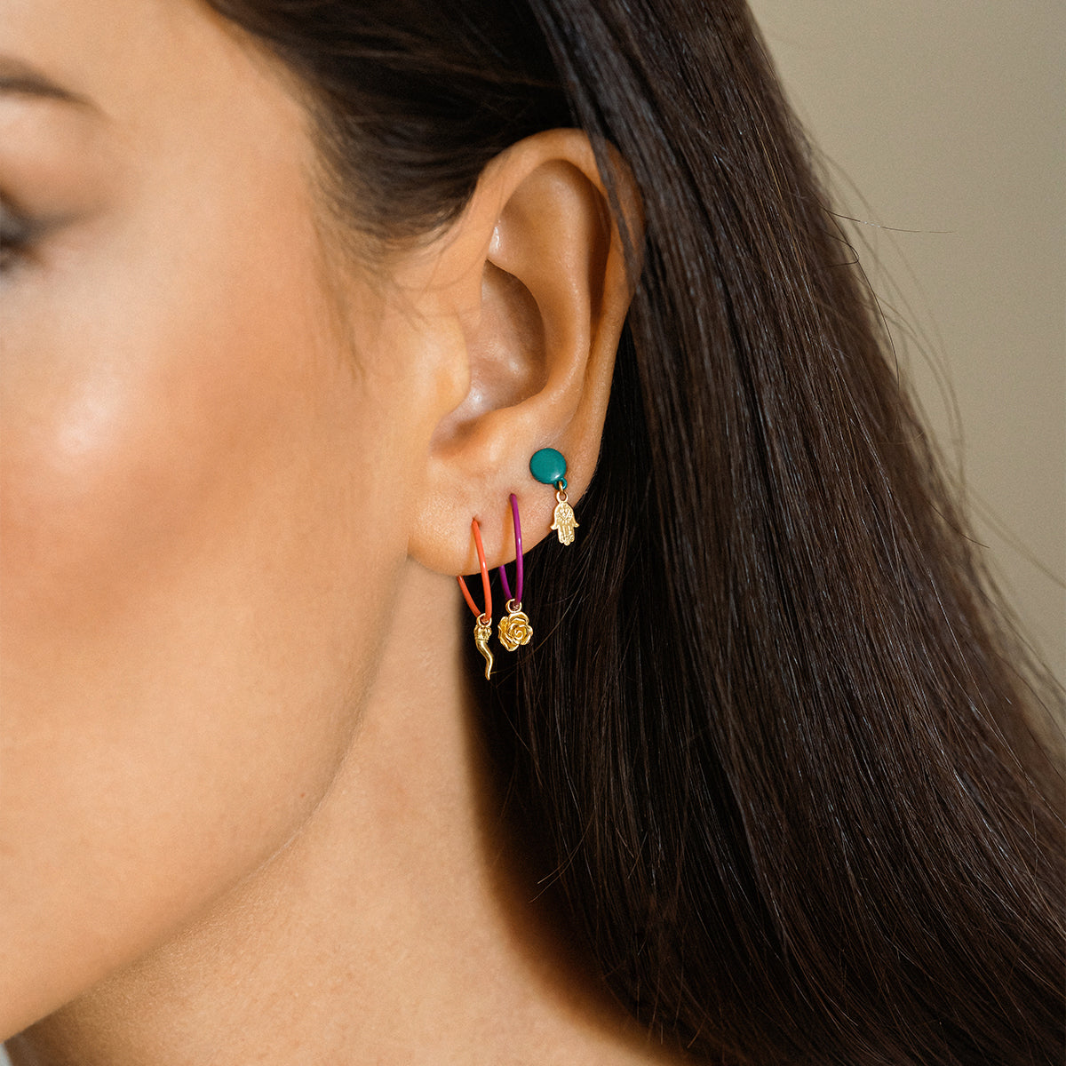 Earrings - Single earring with hand of fatima and painted button - ORO18KT - 2 | Rue des Mille