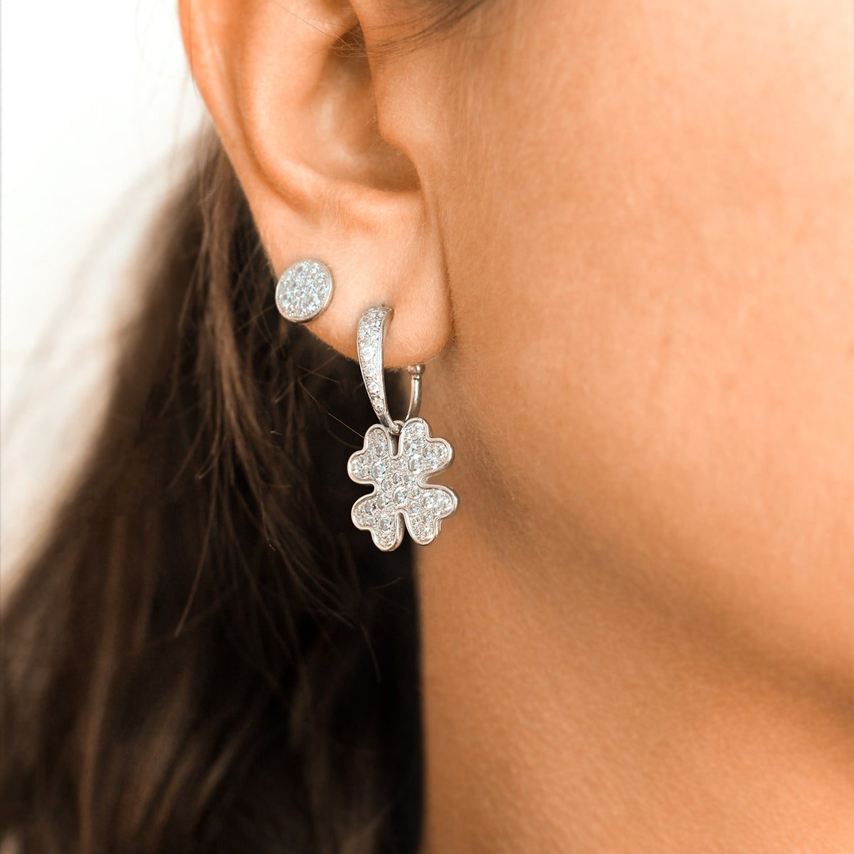 Earrings - Four-leaf clover pavè hoop single-earring - STARDUST TEN - 3 | Rue des Mille