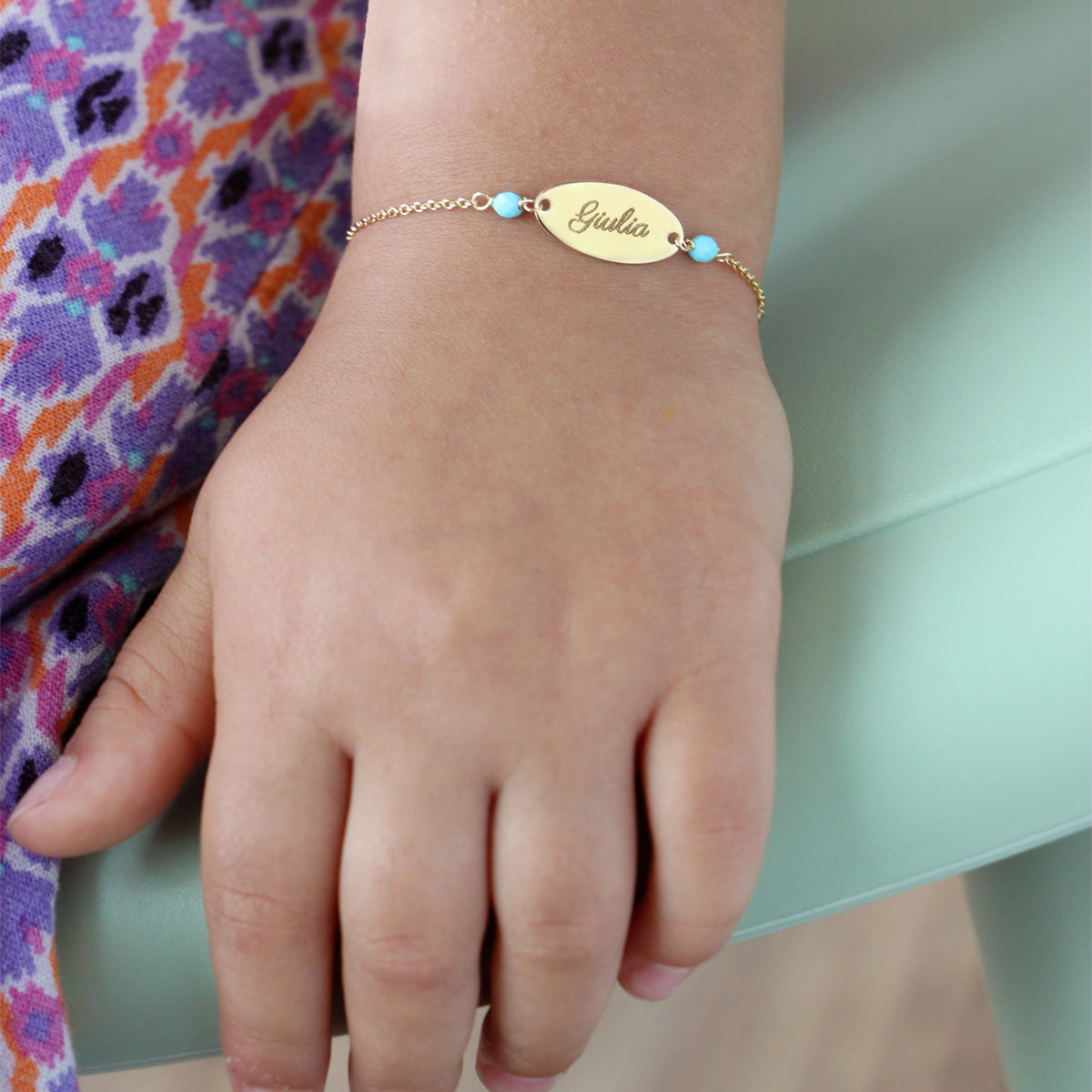 Pulsera infantil con placa y piedras turquesas - Io&Ro