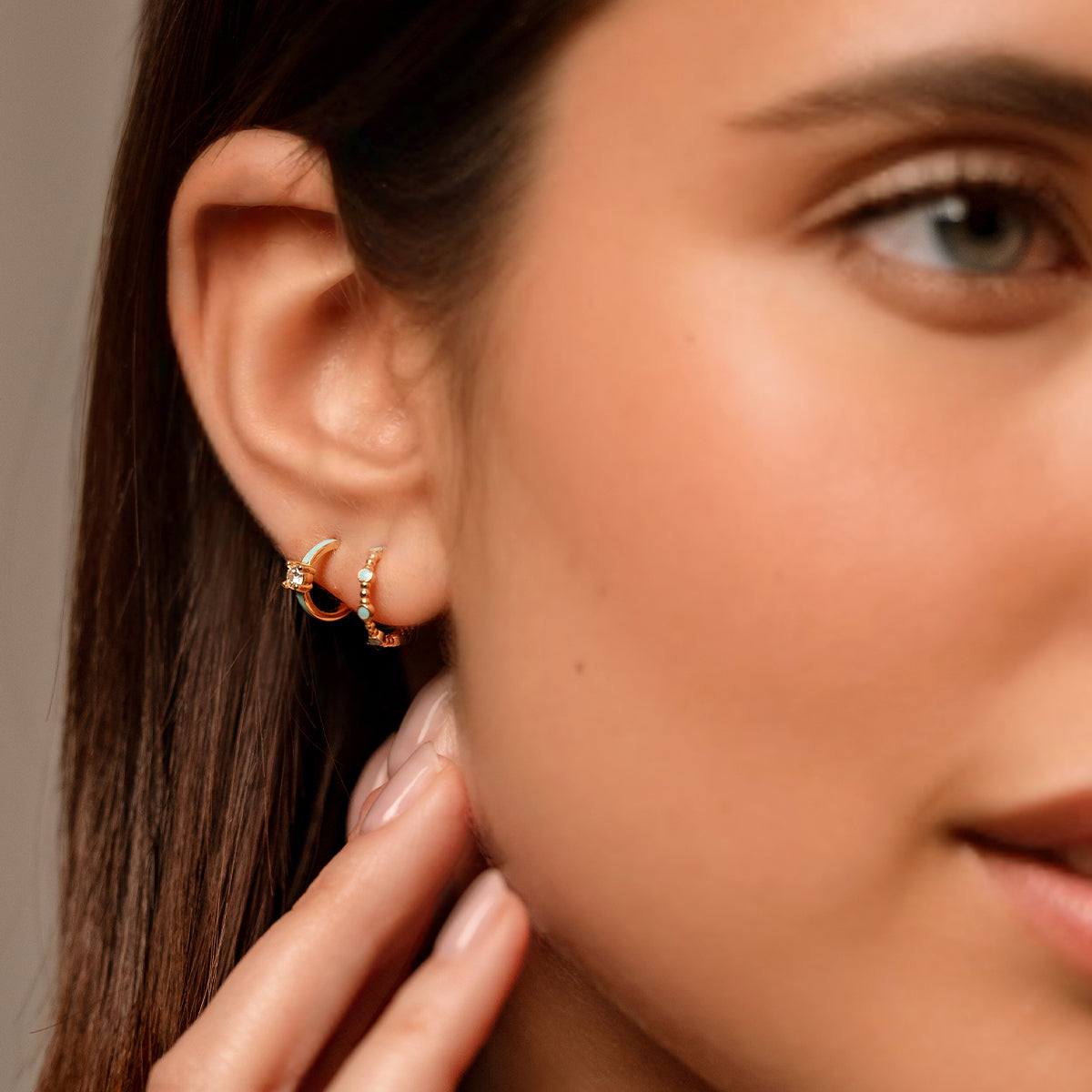 Earrings - Knurled mini hoop single earring with enamel dot - ORO18KT - 4 | Rue des Mille