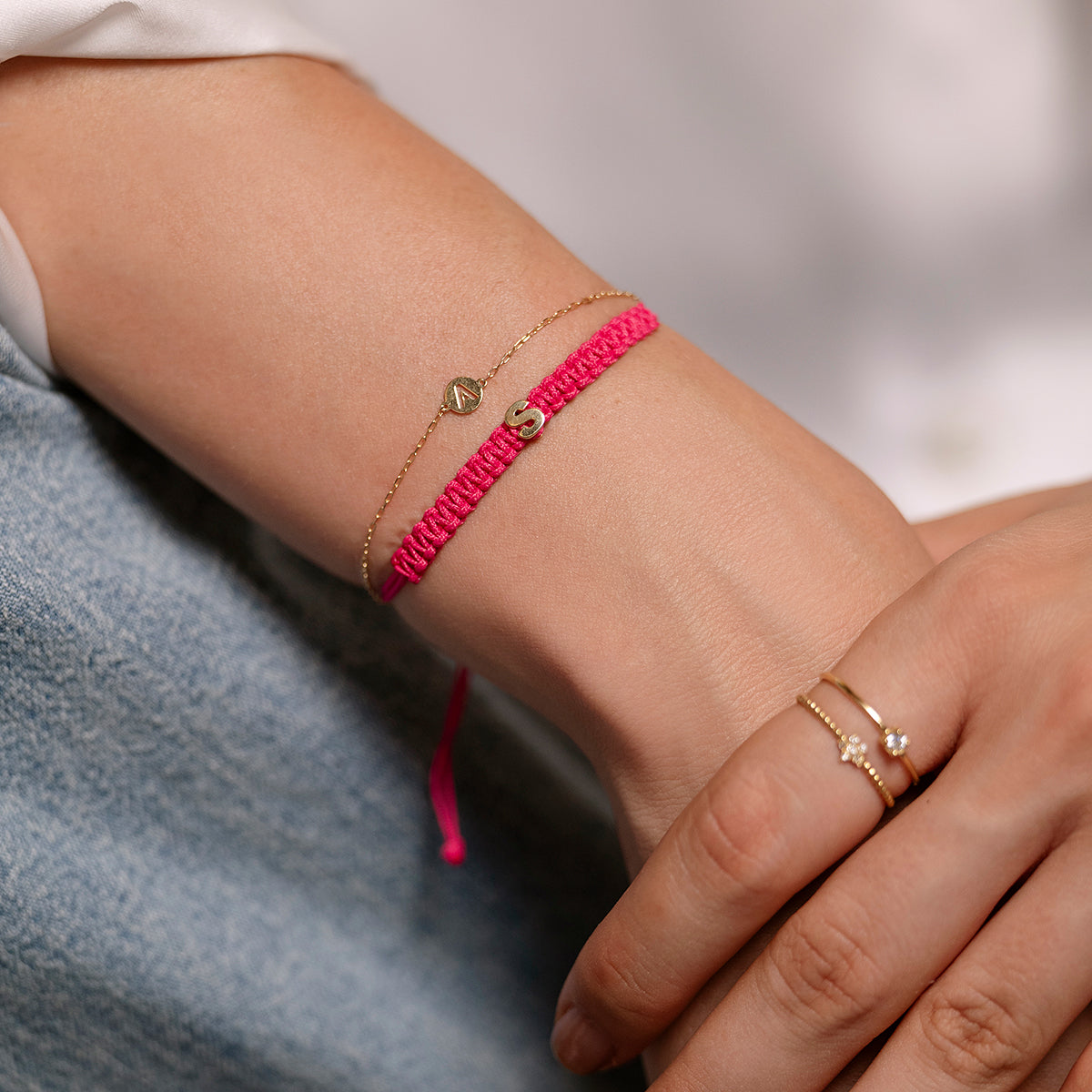 Bracciali - Bracciale tessuto rosa con lettera - ORO18KT - 2 | Rue des Mille