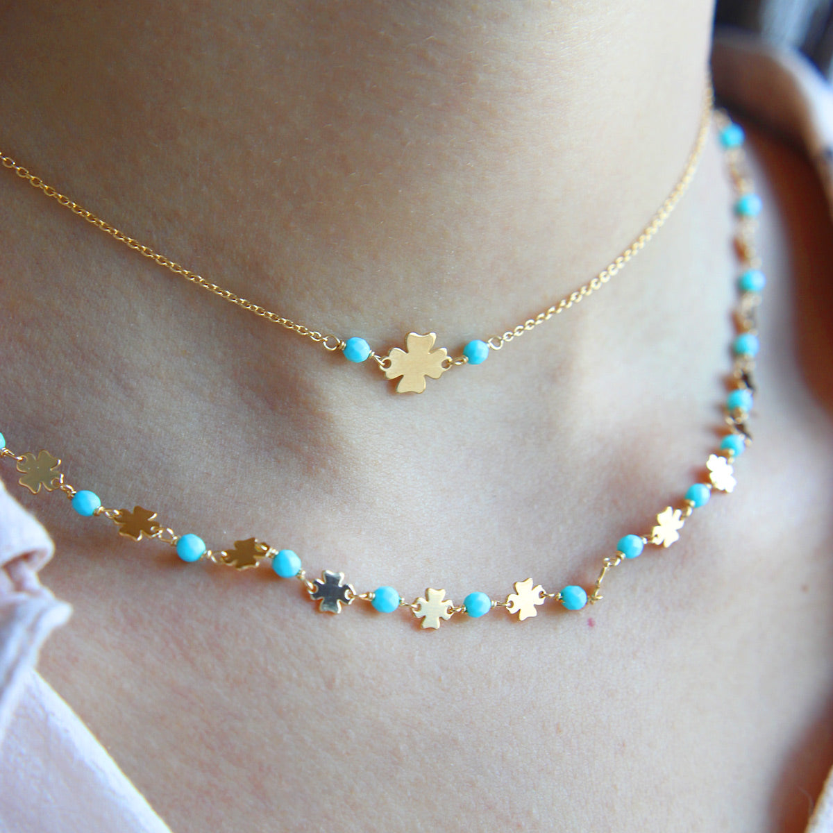 Chokers - Four-leaf clover chain necklace Turquoise stones - Io&Ro - 2 | Rue des Mille