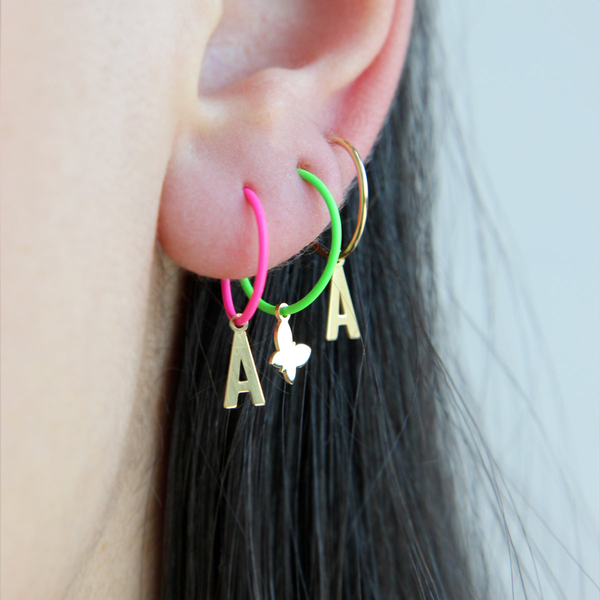 Mono mini hoop letter earring fuchsia fluo - ORO18KT