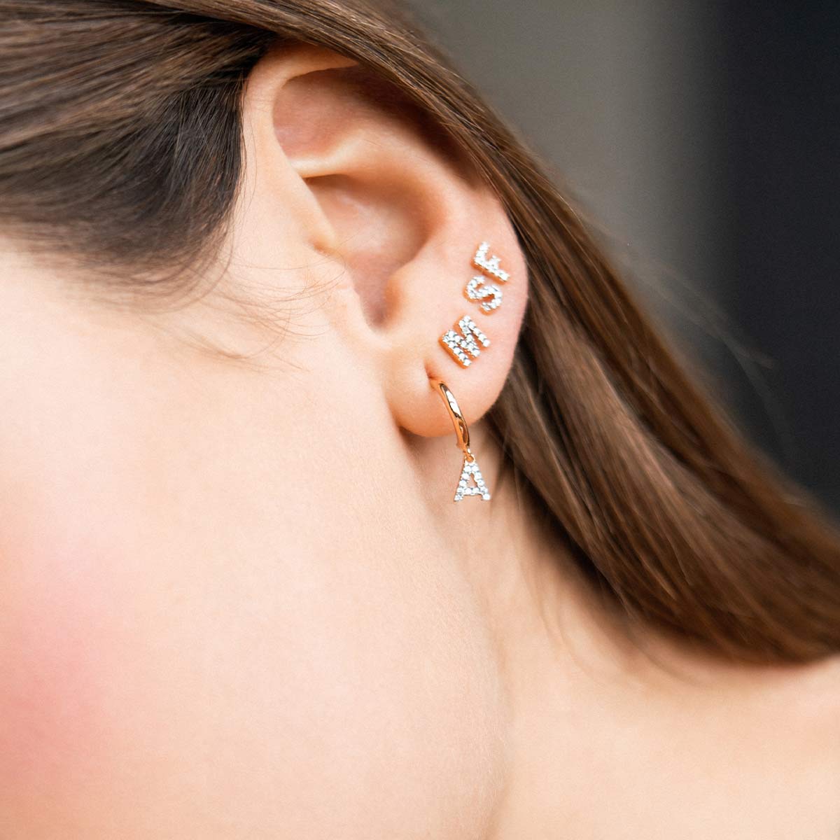 Earrings - Single lobe earring with letter and white zircons - 1 | Rue des Mille