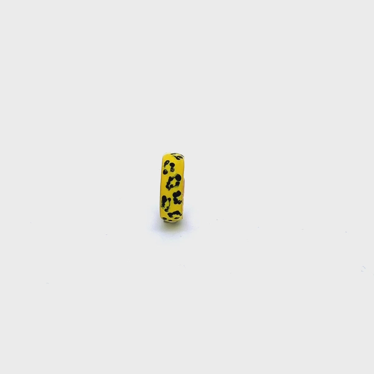 Earrings - Earcuff Small Band - Leopard Print - thumbnail - video - 1 | Rue des Mille