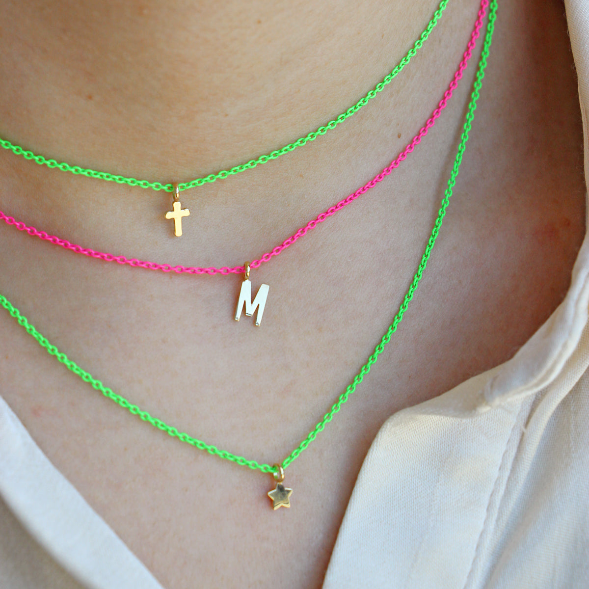 Gargantillas - Gargantilla letra fucsia fluo - ORO18KT - 4 | Rue des Mille