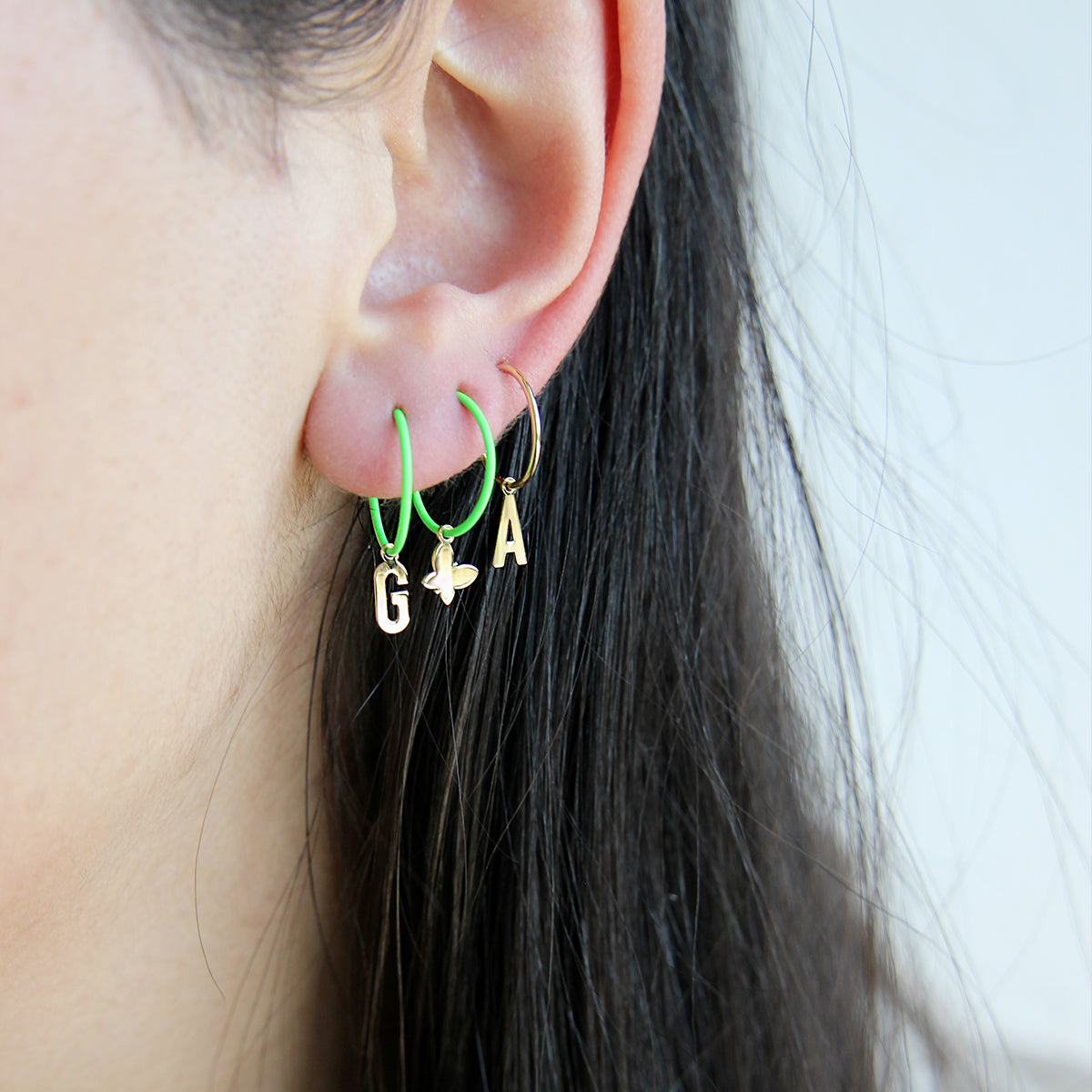 Mono mini hoop letter earring green fluo - ORO18KT