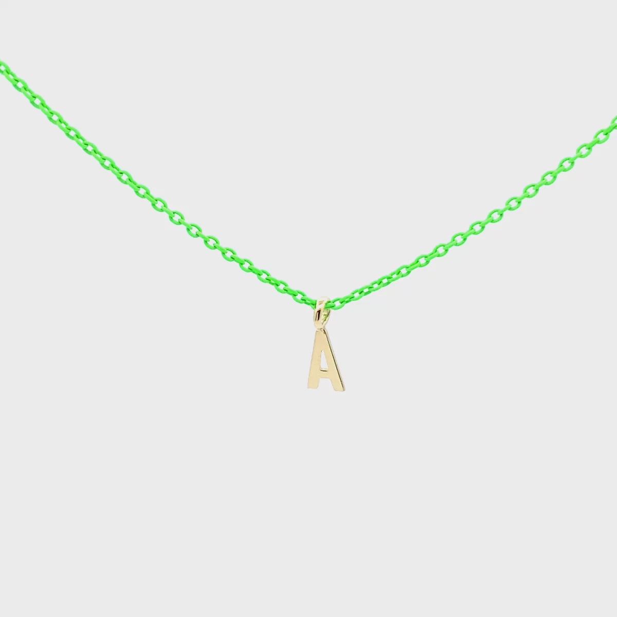 Gargantillas - Gargantilla letra verde fluo - ORO18KT - thumbnail - video - 1 | Rue des Mille