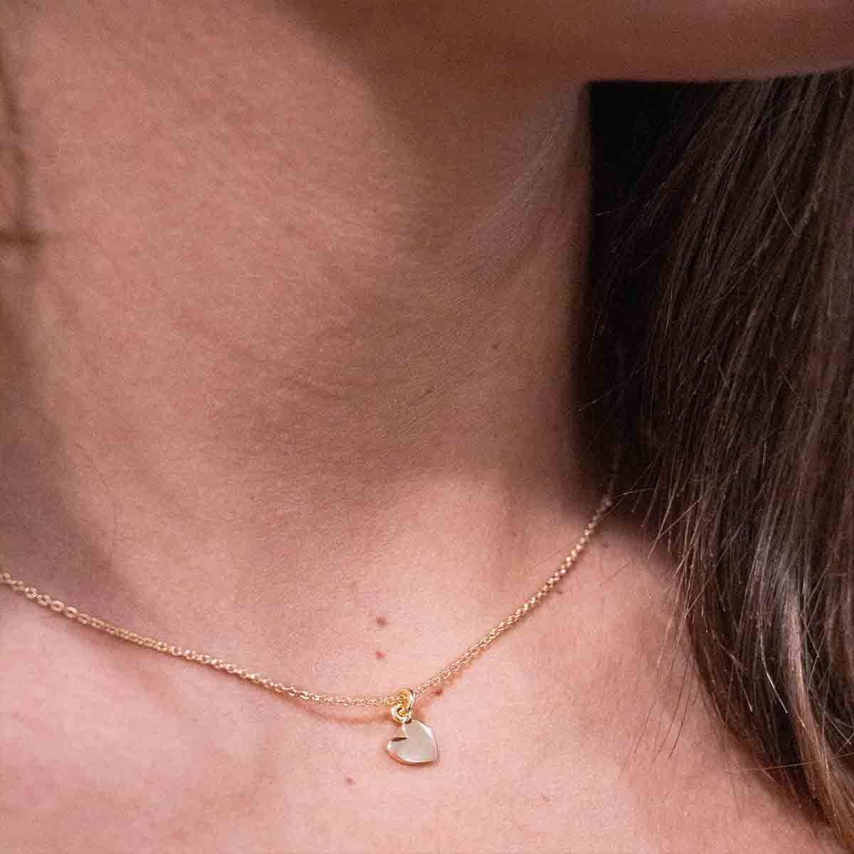 Choker With Central Rounded Subject - Heart