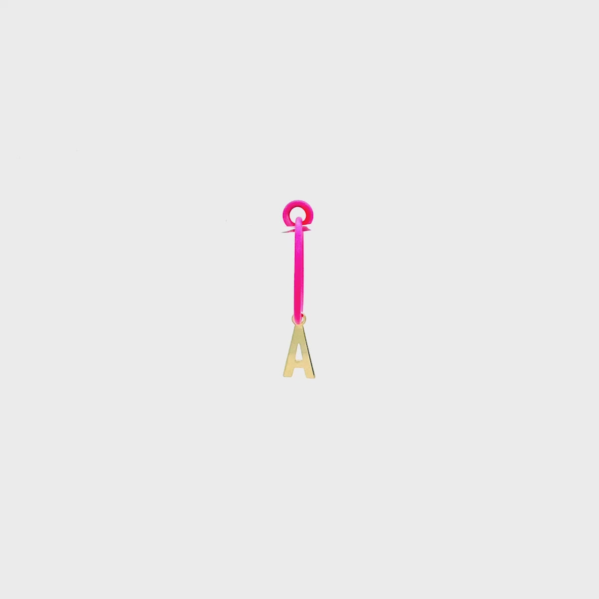 Earrings - Mono mini hoop letter earring fuchsia fluo - ORO18KT - thumbnail - video - 1 | Rue des Mille