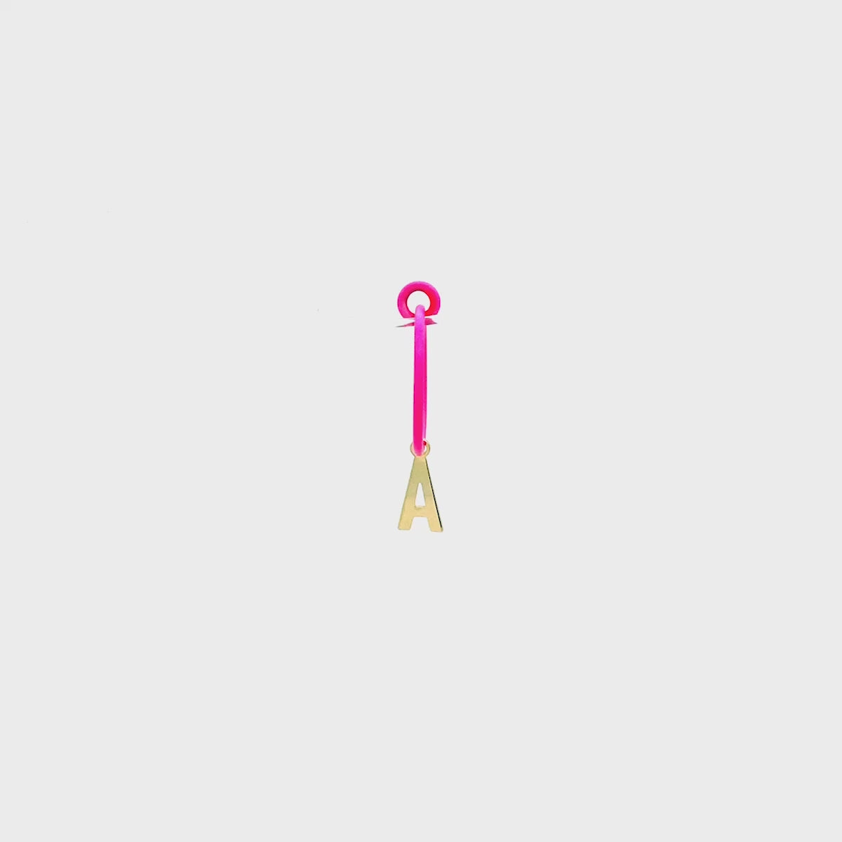 Orecchini - Mono-orecchino lettera hoop fucsia fluo - ORO18KT - thumbnail - video - 1 | Rue des Mille