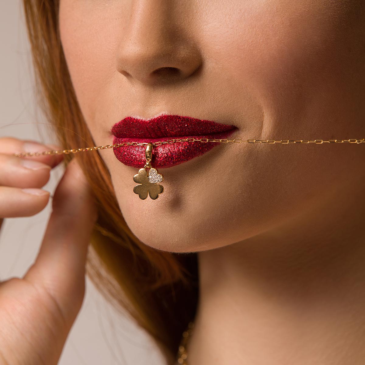 Clover pendant with zircons