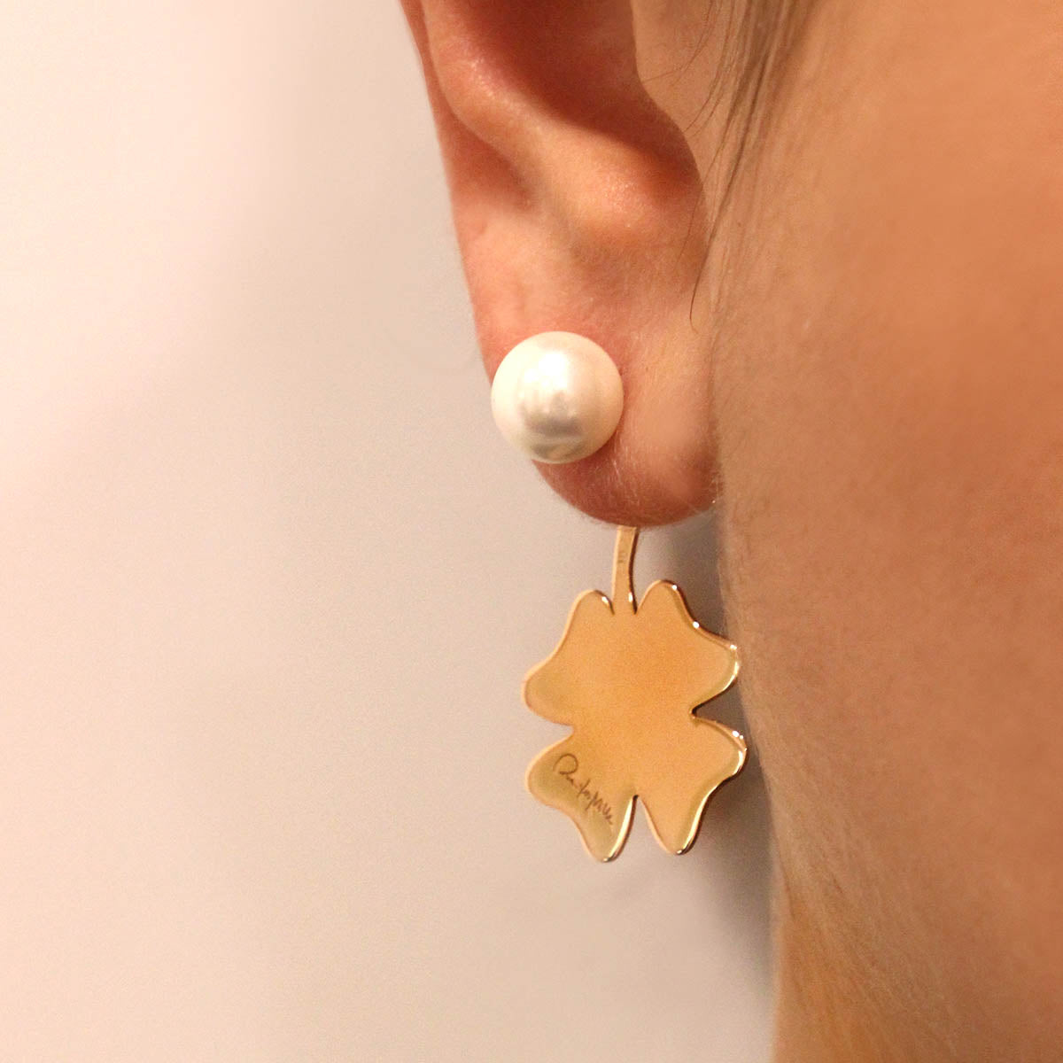 Earrings - Pearl Earrings and Four-leaf Clover Pendant - 3 | Rue des Mille