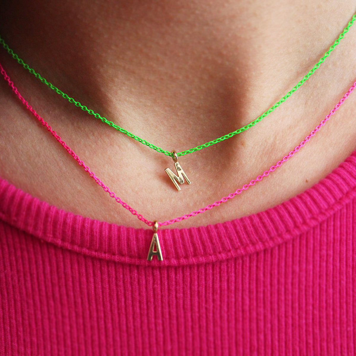 Gargantillas - Gargantilla letra verde fluo - ORO18KT - 2 | Rue des Mille