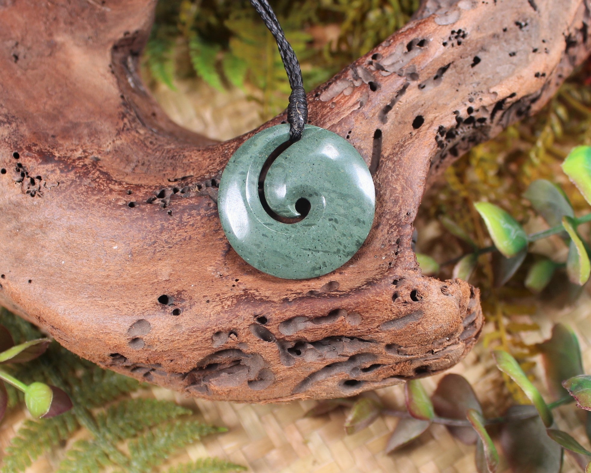 NZ PAKOHE ARGILLITE SMALL KORU PENDANT (X587) – Greenstone Shop