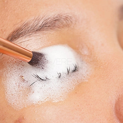 Cara membersihkan eyelash extension menggunakan produk Laverelash Lash & Brow Mousse Shampoo dengan Brush