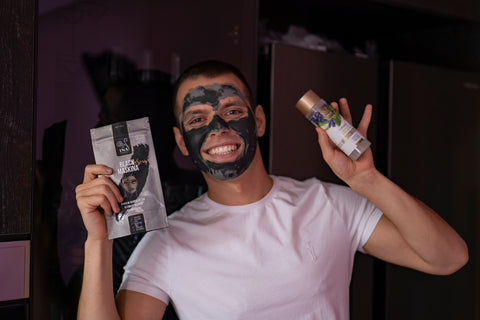 Vasil Ralchev hält Black Maskina und Hydrobiotic - Lavendel und Minze
