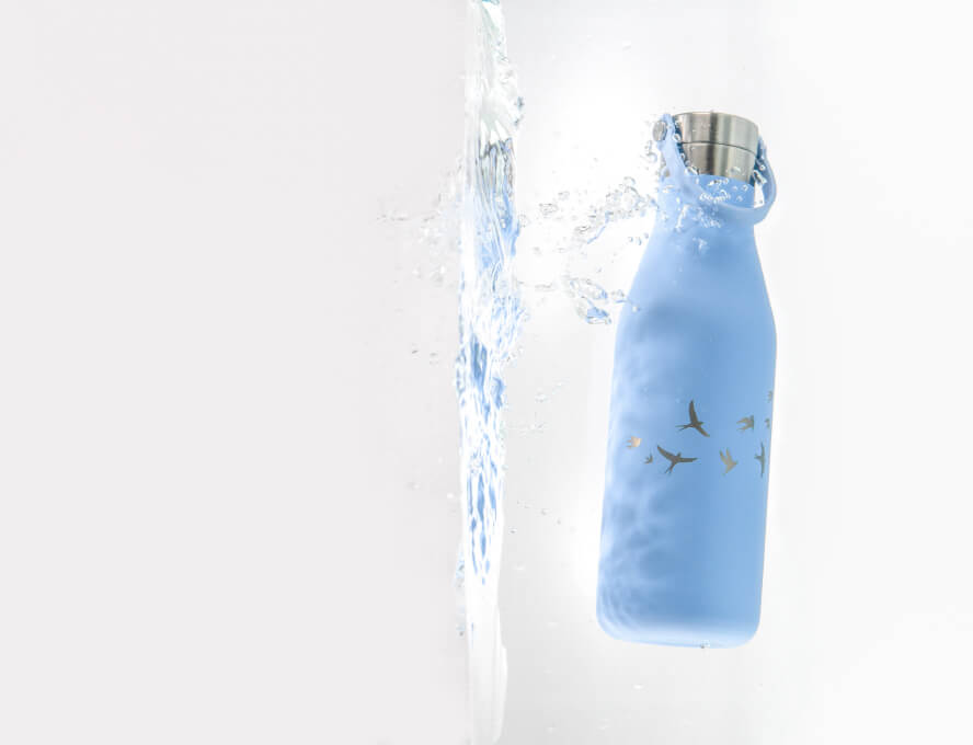 Ohelo blue swallows water bottle in water splash