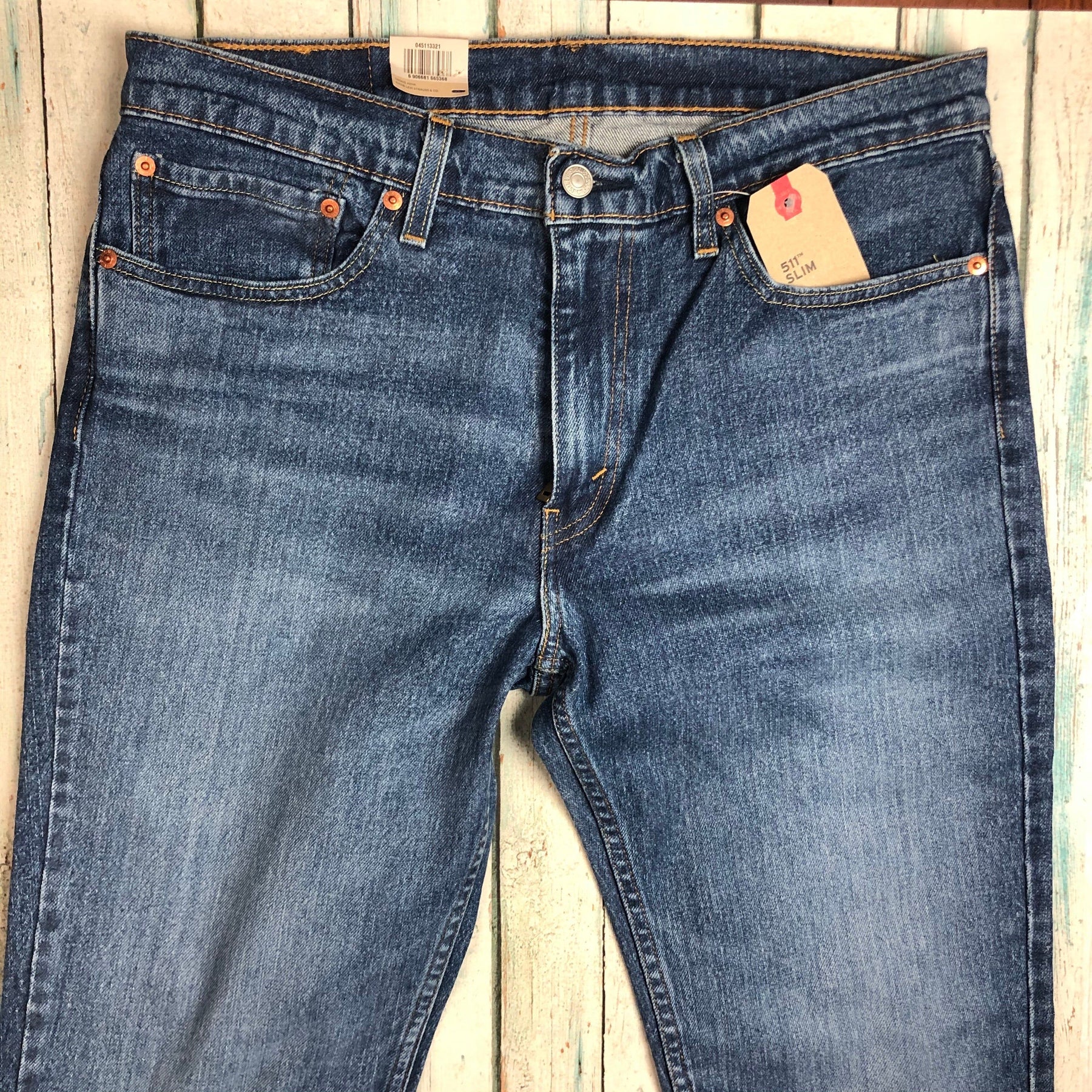 levi's busted knee jeans