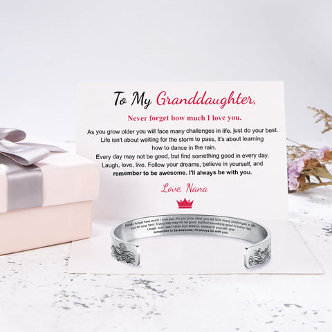 „To My Granddaughter, I Will Always Be With You Love, Nana“ auf einer weißen Karte mit personalisierter Nachricht