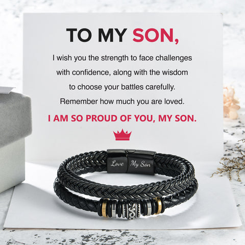 Zweireihiges Armband „To My Son, I Am So Proud Of You“ auf einer weißen personalisierten Nachrichtenkarte