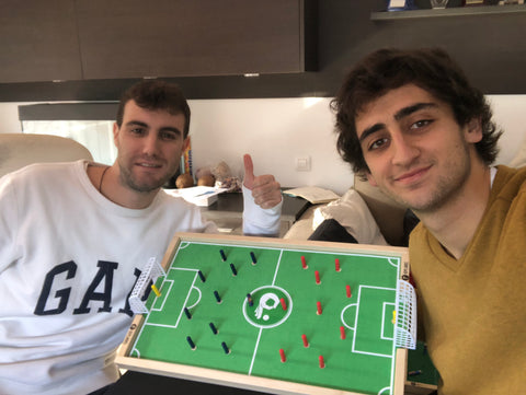 Fundadores de Plakks con su juego de fútbol