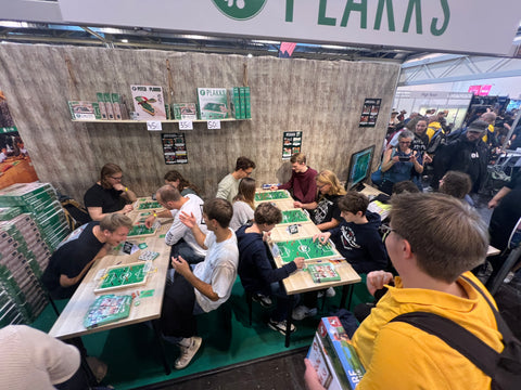 La gente disfrutando de los juegos de PLAKKS en la feria de Essen