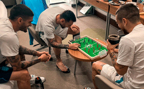 Leo Messi jugando al juego de fútbol mesa llamado Plakks