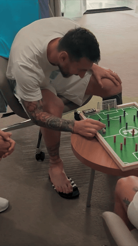 Leo Messi jugando al juego de fútbol Plakks