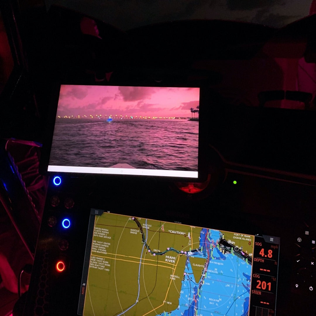 Tablette iPad SIONYX Aurora Night Vision Boat Center montée sur console