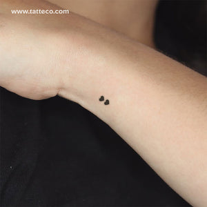 Dù được xem là temporary tattoos, nhưng black heart couple tattoo vẫn rất được ưa chuộng và trở thành món phụ kiện yêu thích của nhiều người. Hãy cùng tìm kiếm những thiết kế hình xăm tạm thời độc đáo và sành điệu để làm mới phong cách của bạn.