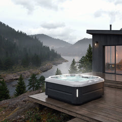 Hot tub in mountainside