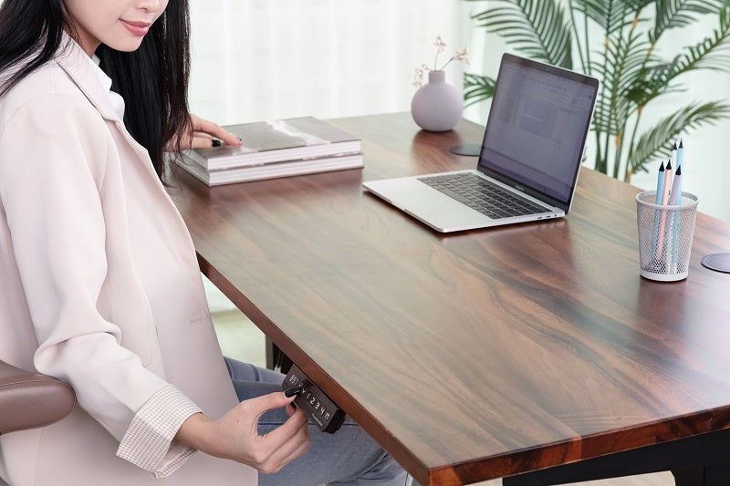 Adjustable standing desk