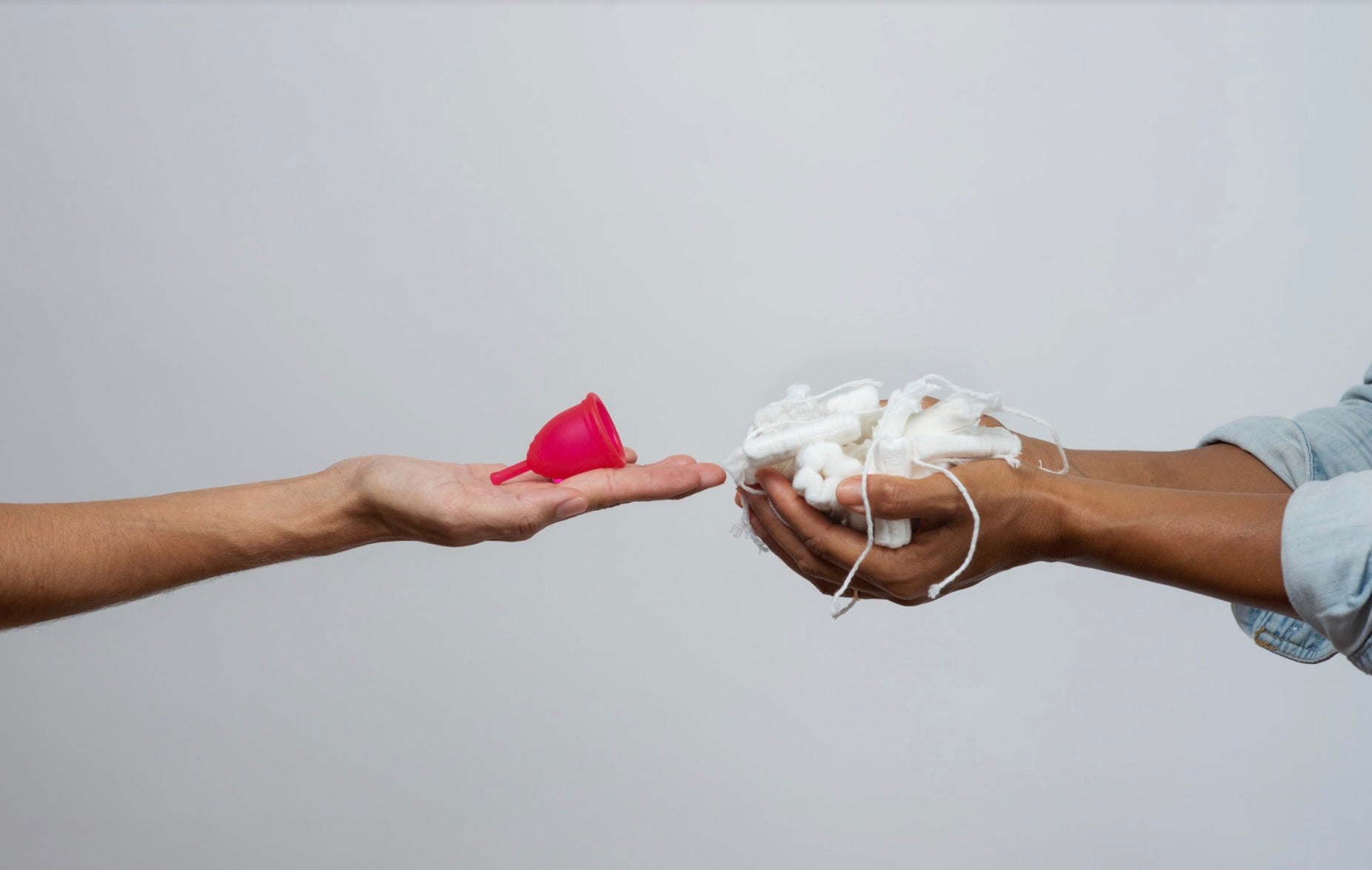 https://cdn.shopify.com/s/files/1/0147/2724/9974/files/01_Ruby_Cup_image_of_a_hand_holding_one_Ruby_Cup_vs_another_hand_holding_many_tampons.jpg?v=1639621809