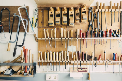 How to set up a workshop man cave with small space